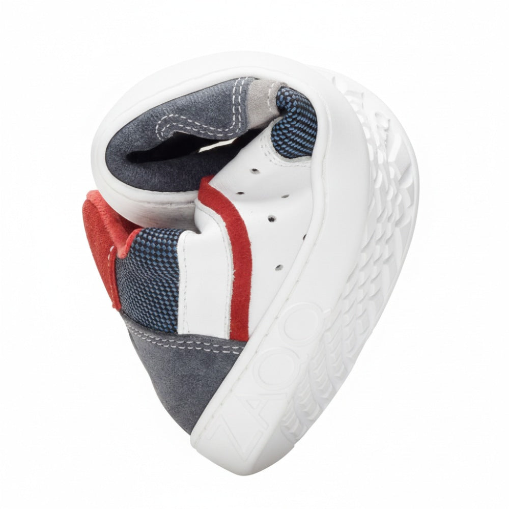 Wir präsentieren den BREAQ Darkblue von ZAQQ: Dieser einzigartige Sneaker hat die kunstvolle Form eines Herzens und eine graue Sohle. Das Obermaterial aus Leder ist mit roten, weißen und blauen Akzenten verziert, und der Markenname ZAQQ ist elegant an der Seite eingeprägt.