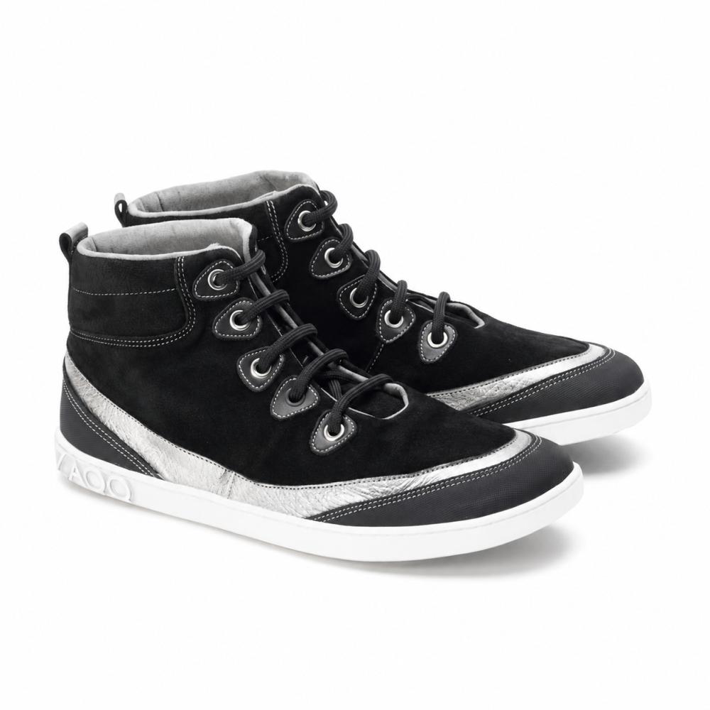 Les sneakers montantes CINQO Black de ZAQQ présentent des accents métalliques argentés et des semelles blanches. Ces chaussures stylées avec des lacets et œillets noirs disposent d'un motif structuré sur la semelle intermédiaire près du talon. Le design décontracté complète parfaitement leur look sportif.