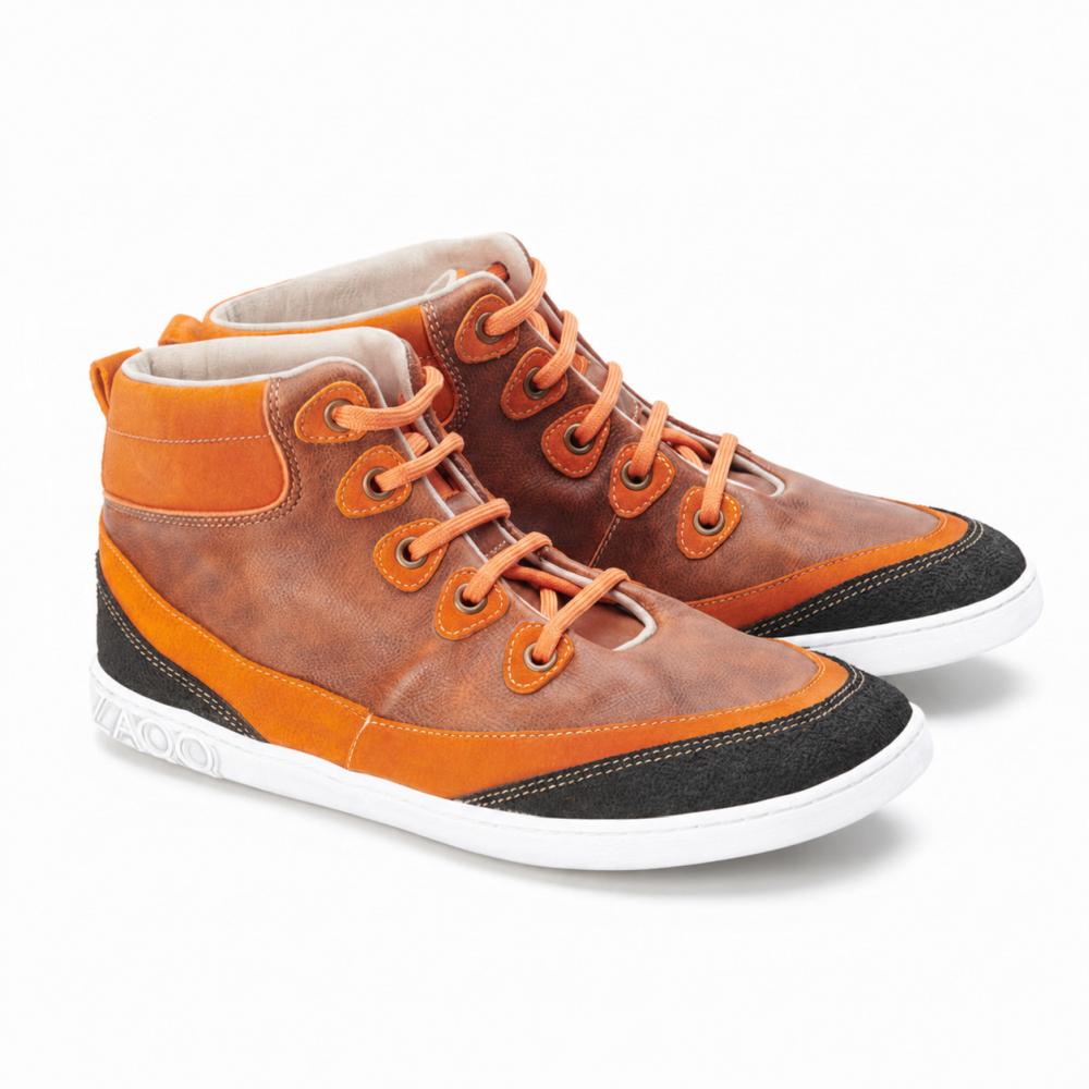 Ces baskets montantes ZAQQ CINQO Orange se distinguent par leur cuir orange et marron avec des lacets orange vif, complétés par des semelles d'un blanc éclatant. Les patchs noirs décoratifs accentuent les embouts et les talons, en faisant un incontournable élégant.