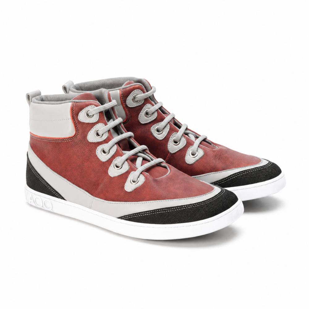 De ZAQQ CINQO Red High-Top-Sneakers presenteren een sportief ontwerp met rode en witte inzetten, aangevuld met zwarte gestructureerde accenten. Deze schoenen bieden draagcomfort met hun witte veters, de gemodelleerde zool en de zichtbare naden voor een naadloze combinatie van stijl en comfort.