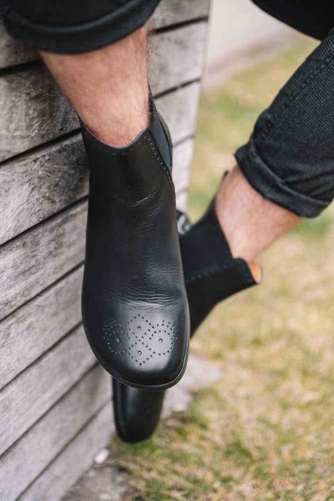 Equité Brogue Black