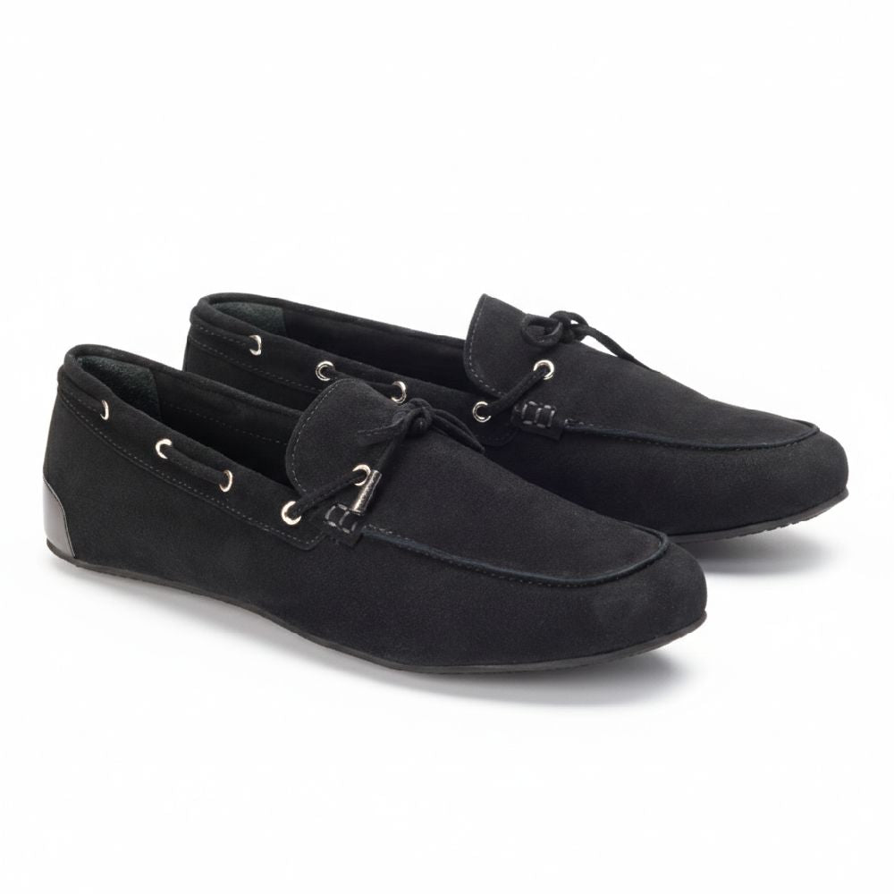Die FLIQ Black Loafer von ZAQQ sind aus Ziegen-Veloursleder gefertigt und verfügen über Spitzendetails mit Metallösen und einer strukturierten Sohle. Diese Schuhe im Mokassin-Stil bieten ein klassisches Design mit leicht erhöhtem Absatz und verbessertem Tragekomfort für ein glattes Finish.