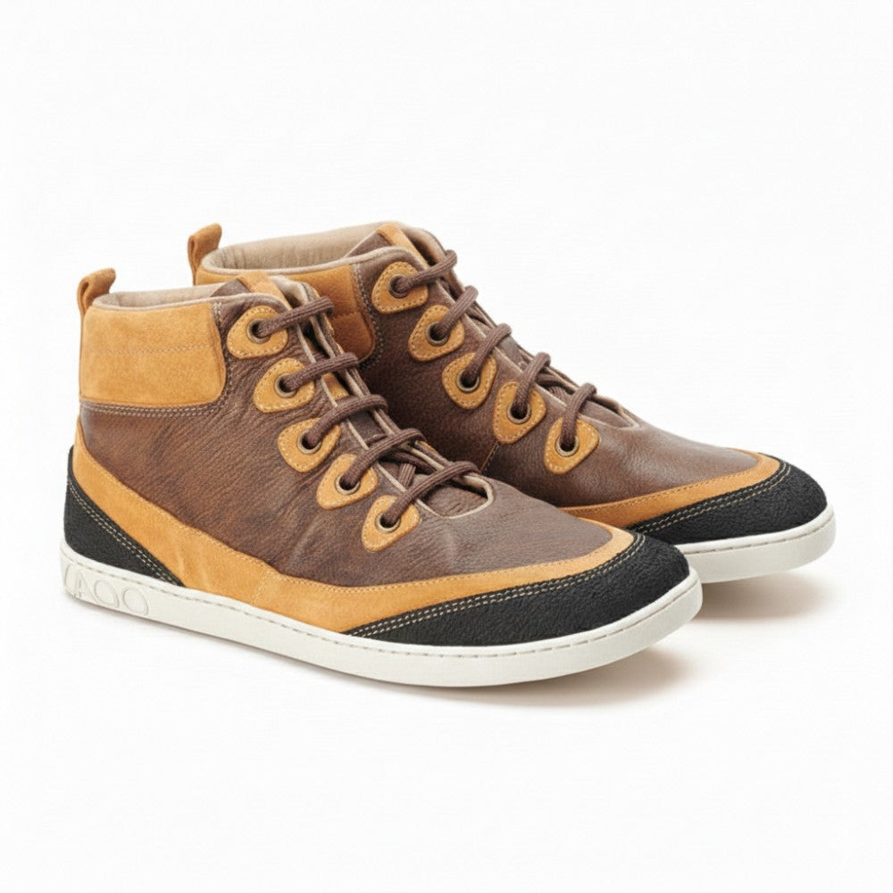 Wir präsentieren den FRANQY Brown von ZAQQ: Diese stylischen High-Top-Sneaker bestechen durch braunes Leder und hellbraune Wildlederakzente. Sie sind mit dunklen Schnürsenkeln, schwarzen strukturierten Zehenkappen und weißen Gummisohlen ausgestattet und sorgen für einen robusten und dennoch lässigen Look und gewährleisten bei jedem Schritt höchsten Komfort.