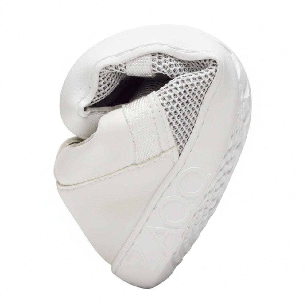 Der MCQARTER White Barfußschuh von ZAQQ mit strukturierter Sohle und atmungsaktivem Mesh-Gewebe ist kreisförmig gebogen und zeigt so seine Flexibilität und seinen Tragekomfort. Der Markenname ZAQQ ist seitlich auf der Sohle aufgedruckt.