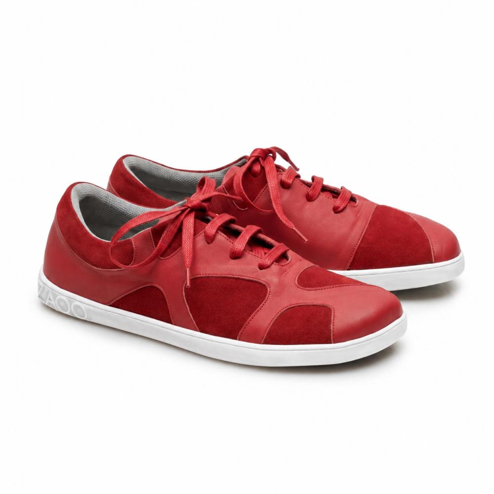 Les sneakers QAANAAQ Bordeaux de ZAQQ sont fabriqués en cuir nappa et daim, et disposent d'une semelle en caoutchouc blanche zéro drop ainsi que de lacets rouges assortis.