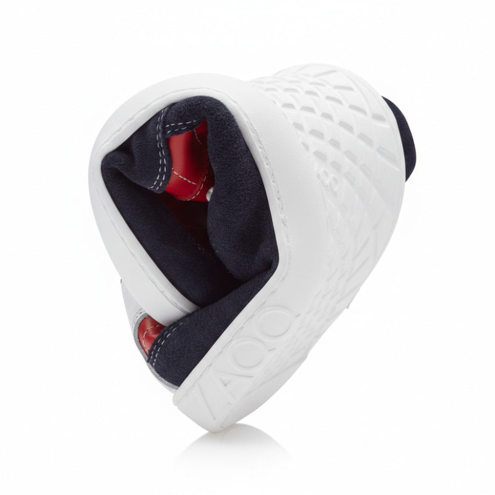 Der QAMPION Navy Red von ZAQQ ist ein flexibler Sneaker, der in der Mitte gefaltet werden kann und sein elegantes graues Äußeres mit Rautenmuster zeigt. Im Inneren verleihen die schwarzen und roten Akzente dem Schuh Flair. Dieser Sneaker zeichnet sich durch seine bemerkenswerte Biegsamkeit und einzigartige Konstruktion aus und ist damit die ideale Wahl für Komfortsuchende.