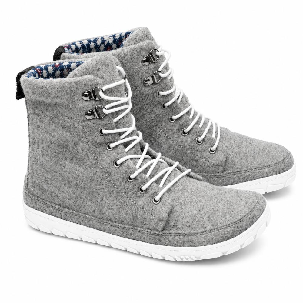 Nous vous présentons le QICE Grey de ZAQQ : une paire élégante de sneakers en feutre gris à tige haute avec des lacets blancs et des semelles en caoutchouc blanches robustes. Ces sneakers disposent d'une semelle extérieure pour une meilleure adhérence, complétée par des œillets métalliques et un motif texturé sur la semelle extérieure, ce qui les rend idéales pour toute aventure.