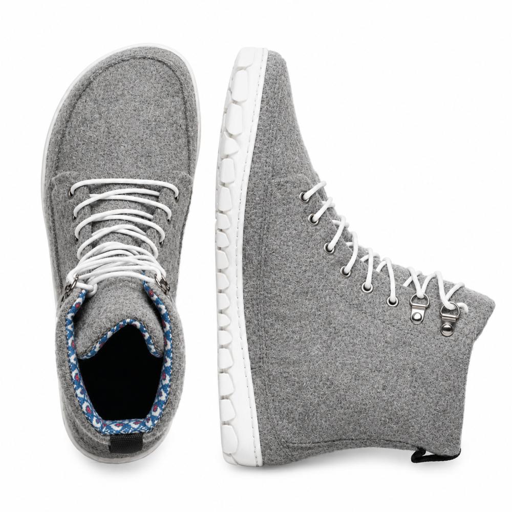 Nous vous présentons le QICE Grey de ZAQQ : ces sneakers ont un design à tige haute en gris avec des lacets blancs et offrent une bonne vue de haut comme de côté. Leur caractéristique remarquable est une semelle extérieure texturée unique qui offre plus de style et de confort. Ils sont fabriqués à partir de matériaux similaires à la laine mérinos et offrent un mélange saisissant de confort et de mode.