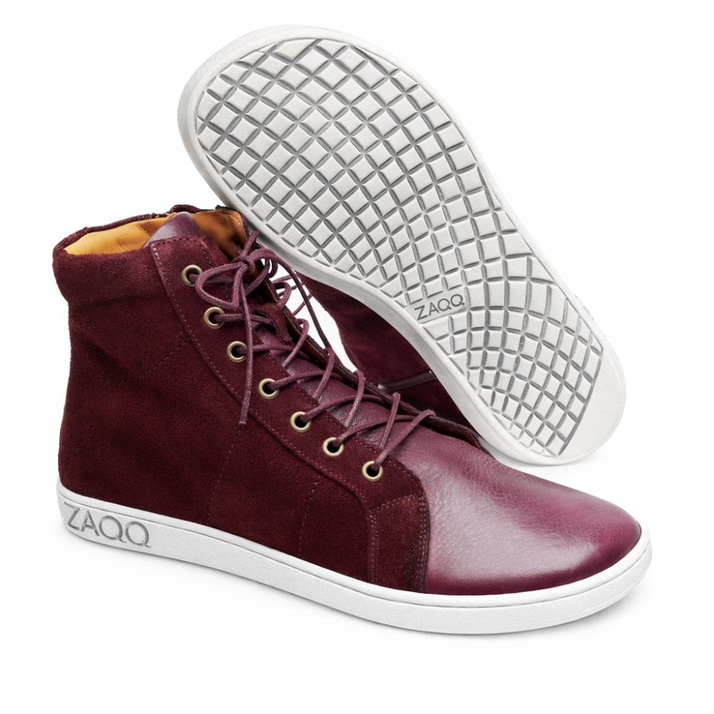 Ein Paar QORE High Mazarine Sneaker in Kastanienbraun, hergestellt von ZAQQ aus einer Kombination aus Verlours- und Glattleder. Diese halbhohen Sneaker verfügen über eine strukturierte Sohle mit der deutlich eingravierten Marke ZAQQ, Schnürsenkeln und ein modernes, lässiges Design.