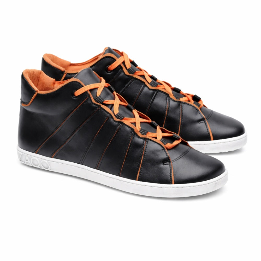 Wir präsentieren den QQQ Mid Black Orange von ZAQQ: ein Paar schicke High-Top-Sneaker aus glattem Nappaleder. Sie haben eine schwarze Außenseite mit auffälligen orangefarbenen Schnürsenkeln und einem Innenfutter, dazu weiße Kautschuk-Sohlen und ein geprägtes Logo in der Nähe der Fersen.