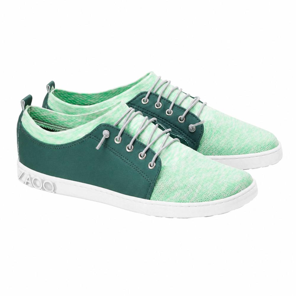 Nous vous présentons le QRIS Green Sneaker de ZAQQ : une paire élégante de chaussures de loisirs vert menthe avec une semelle blanche, des accents vert foncé et des lacets blancs. Ces sneakers se distinguent par un design moderne et sportif, idéal pour toute aventure.
