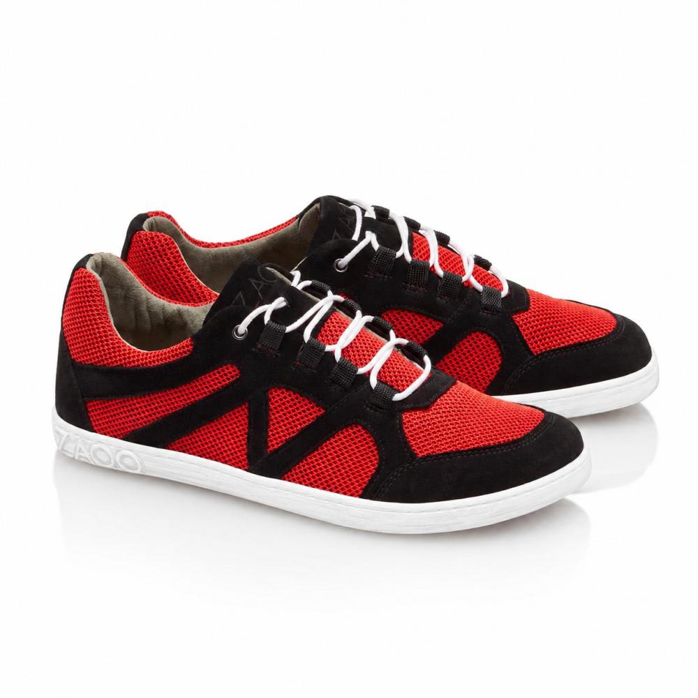 Une paire de baskets QUSQO Red de ZAQQ avec une combinaison d'empiècements en mesh rouge et d'accents en daim noir, complétée par des lacets blancs et une semelle blanche. Ces chaussures de course présentent un design de couture ondulé unique sur le côté et le nom de la marque élégamment apposé sur le talon.