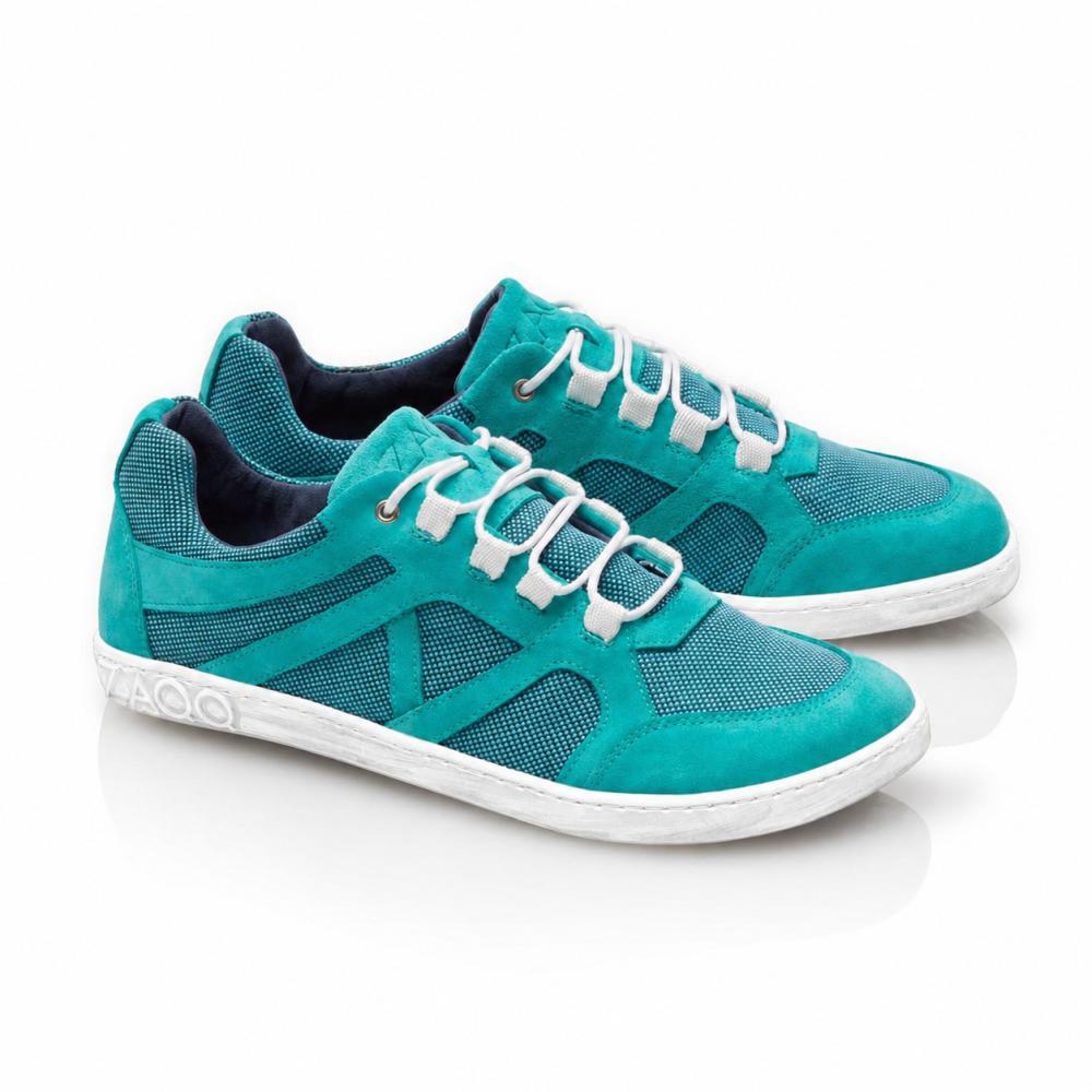 Nous vous présentons le QUSQO Turquoise de ZAQQ : Ces baskets turquoise avec des lacets blancs et des semelles grises offrent une texture semblable à du mesh et du daim. Avec leur design moderne et les motifs graphiques sur les côtés sur fond blanc, elles garantissent une expérience « respirante » et un confort ultime.