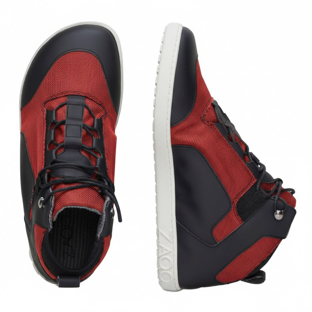 Die RAQO Black Red Sneaker von ZAQQ werden präsentiert, einer von der Seite und der andere aus der Luft. Sie haben ein rot-schwarzes Design mit schwarzen Schnürsenkeln, weißen Sohlen und dem Markennamen ZAQQ an der Seite. Diese veganen Schuhe verbinden nahtlos Stil mit Nachhaltigkeit.