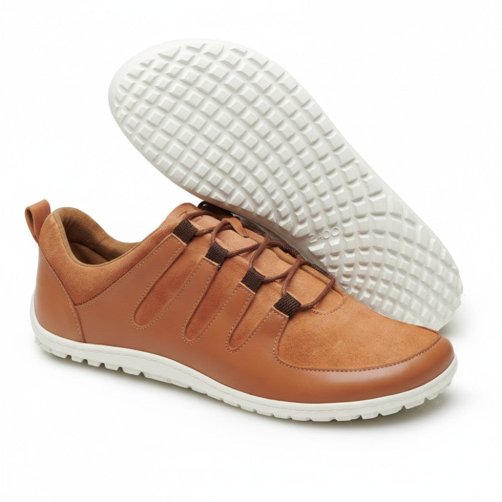 Die SHOQQ-Cognac-Sneaker von ZAQQ zeichnen sich durch ein raffiniertes Design aus hellbraunem Leder aus, das durch braune Gummibänder hervorgehoben wird. Das Fehlen sichtbarer Schnürsenkel sorgt für maximale Flexibilität und Stil. Ihre einzigartige weiße Gummisohle mit Gittermuster bietet außergewöhnlichen Komfort für unterwegs.