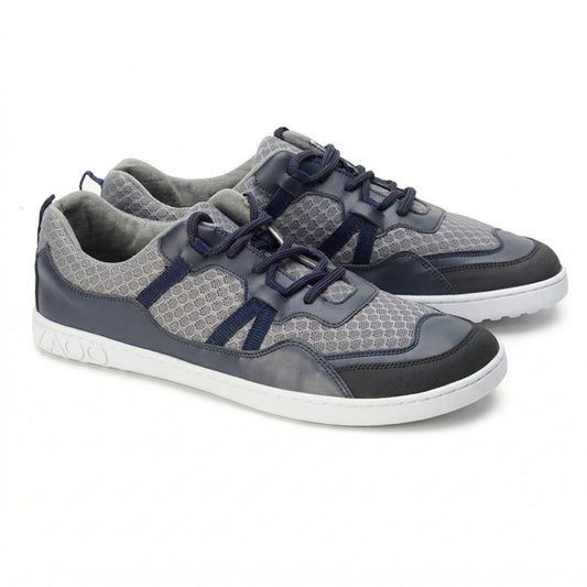 Wir präsentieren die stylischen SQATE Grey Sneaker von ZAQQ: ein Paar Freizeitschuhe mit einem grauen Wabenmuster auf der Oberseite und marineblauen Akzenten. Diese Schönheiten haben weiße Sohlen, marineblaue Schnürsenkel und ein strukturiertes Design an den Seiten, was sie perfekt für jeden Freizeitausflug macht.