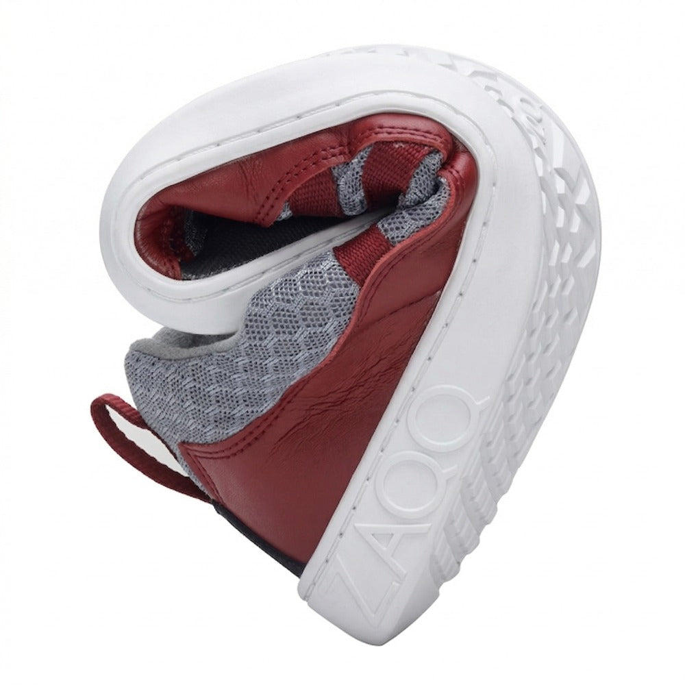 Der SQATE Red, ein Barfußschuh von ZAQQ, bietet mit seiner roten Lederaußenseite und dem grauen Mesh-Innenfutter, das sauber zu einer kompakten Spirale gefaltet ist, hervorragenden Tragekomfort. Seine flexible weiße Sohle mit geprägtem ZAQQ-Logo garantiert sowohl Stil als auch Komfort.
