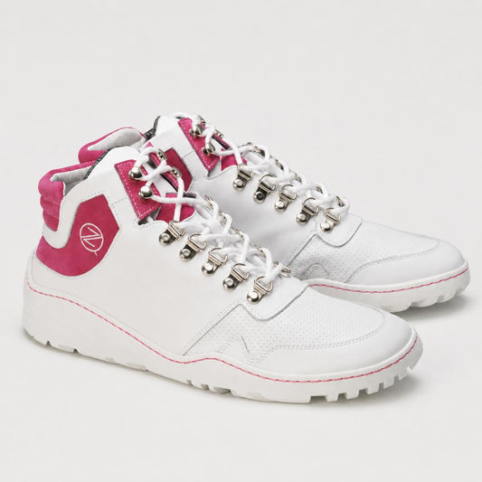 Wir präsentieren die wasserdichten High-Top-Sneaker ZAQQ VAQATION Pink. Diese stylischen Designs bestehen aus weißem Leder mit rosa Akzenten an Zunge und Ferse, silbernen Ösen, einer robusten weißen Sohle und einem eleganten Logo an der Seite. Sie sind perfekt für jedes Abenteuer.