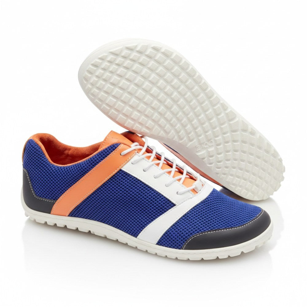 Wir präsentieren den ZARQA Blue von ZAQQ: Diese sportlichen Laufschuhe bestehen aus blauem Mesh-Gewebe für optimale Atmungsaktivität, hervorgehoben durch leuchtend orangefarbene und weiße Streifen, mit kontrastierenden schwarzen Zehen- und Fersenkappen. Die Sohlen verfügen über ein strukturiertes Gittermuster für besseren Halt, das perfekt zur Geltung kommt, wenn ein Schuh aufrecht steht und der andere umgedreht, um sein detailliertes Design zu präsentieren.